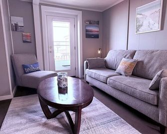 Coastal Living in the heart of St. Ignace. - Saint Ignace - Living room