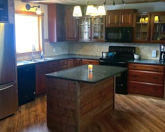 Cozy lakeside cabin 30 minutes from Waterton National Park - Mountain View - Kitchen
