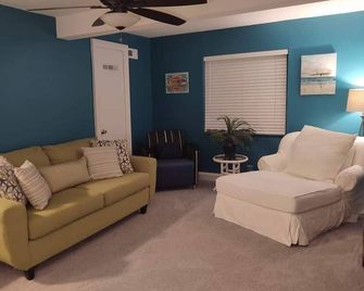 Bright Beautiful beach theme home walking distance to Lake Michigan & downtown! - Manistee - Wohnzimmer