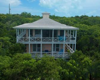 Luxury garden apartment located in the serene Bahama Sound 18, Georgetown - Georgetown - Building