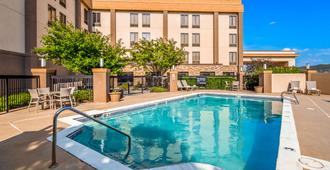 Best Western Plus Wichita West Airport Inn - Wichita - Pool