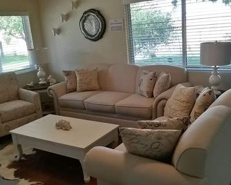Farmstay near the Colorado River - Blythe - Living room