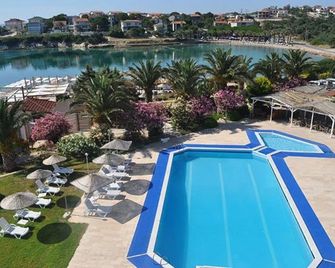 Ladin Hotel - Cesme - Piscina