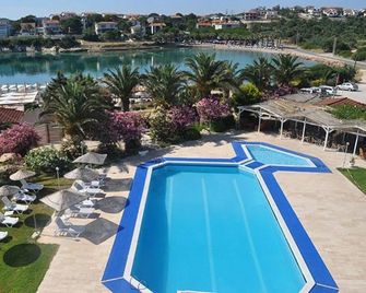 Ladin - Cesme - Piscina