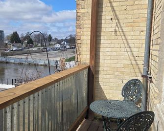 The Ernest Inn - Downtown River View + Private Deck - Watertown - Balkon