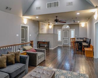 Retreat Oak Leaf | A Retreat Dfw Experience - Red Oak - Living room