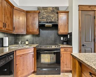 Grizzly Springs, Outdoor Pool, Hot Tub, Fireplace - Radium Hot Springs - Kitchen