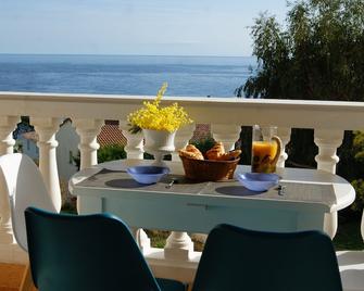 Les Lauriers, Independant house overlooking the sea and the port of Santa Severa - Luri - Balcón