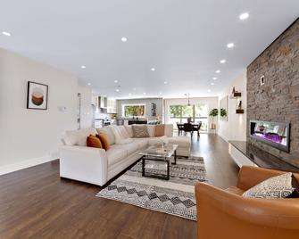 Luxury Waterfront beautiful and peaceful retreat - Port Moody - Living room