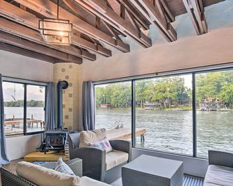 4-Season Boathouse, Hot Tub! Guadalupe River Oasis - Seguin