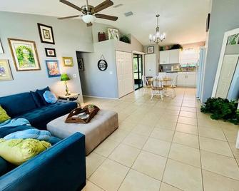 Sunny Sebring Getaway - Sebring - Living room