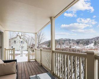 Northern Lights: 3 br, fireplace, free ski shuttle, a/c, walkable Village location - Stowe - Balcony