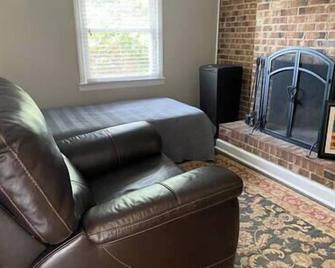 Cozy Countryside Getaway with Fast Wifi/Hot Tub - Reidsville - Soggiorno
