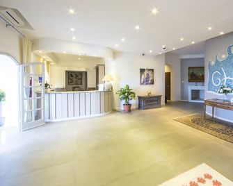 Grand Hotel Palau - פאלאו - דלפק קבלה
