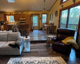 2-Story Cozy Pinehill Hideaway in Ashland/Mifflin with AC & Hot Tub! - Ashland - Huiskamer