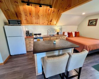Private Home on 10 Acres with trails. 15 min to Lutsen. Dog Friendly. - Grand Marais - Keuken