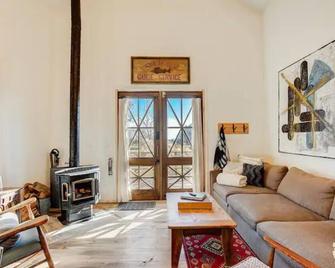 Lace & Woods Farm \'Hammer Hideaway\' - Germantown