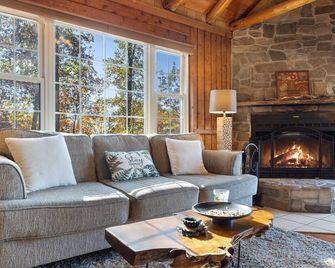 Aslan's How - Cabin with Valley Views & Hot Tub! - Harpers Ferry - Living room