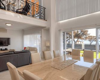 Beachfront Family Favourite Home with Pool & Views - Mandurah - Dining room