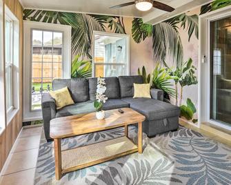 Emerald Coast Vacation Rental 1 Mi to Beach - Shalimar - Living room