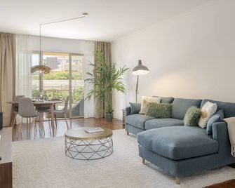 Quinta da Falésia II by An Island Apart - Funchal - Huiskamer