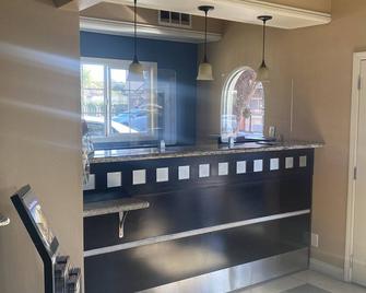 Anaheim Astoria Inn & Suites - Anaheim - Front desk