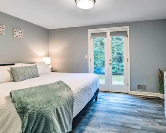 Spacious Rochester Home w/ Heated Pool & Hot Tub! - Rochester - Bedroom