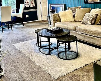 Discounts 4 first responders/law enforcement and military. - Dallas - Living room