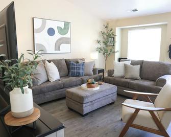 Sequoia Serenity 4 Mi to Sequoia, King Bed - Three Rivers - Living room