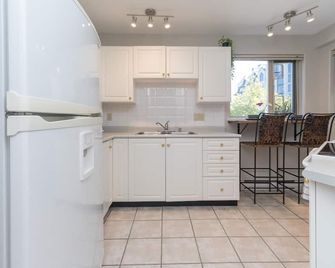 Deluxe 2 Bed 2 Bath And 5 Min Walk To Downtown And Seawalk - Victoria - Kitchen