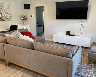 Home for Vacations near California Disneyland. - Anaheim - Living room