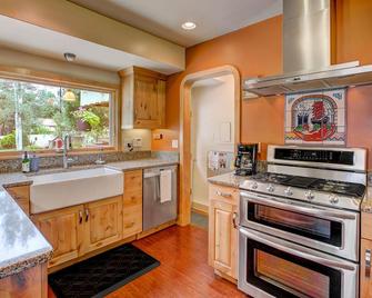 BEST BACKYARD with gas grill, fire-pit, private gym, hot-tub, and porch swing! - Colorado Springs - Kitchen