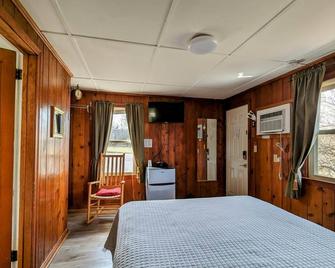 Room 1 - Riverside Motel - 1 Queen Bed - Lewiston - Bedroom