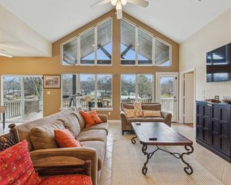 Stunning Lake Home Get Away on The Water! - Mabank - Living room