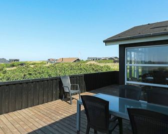 4 Star Holiday Home in Hjorring - Hjørring - Balcón