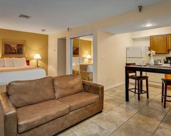 Chase Suite Hotel Tampa - Tampa - Living room