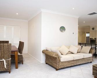 Primrose Sands Accom Holidays - Terrigal - Sala de estar