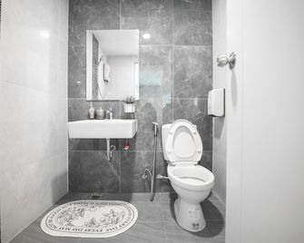 Chaipat Hotel - Khon Kaen - Bathroom
