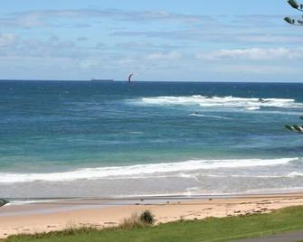 Getwuntoo On Beautiful Sandon Point Beach Bulli . Entire Top Floor Of House - Bulli - Beach