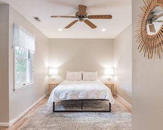 Spacious ranch minutes to Stone Harbor in the heart of downtown - Cape May Court House - Bedroom