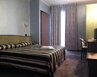 J Hotel - Orbassano - Camera da letto