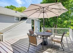 Modern Terryville Cottage with Deck and Lake View! - Terryville - Patio