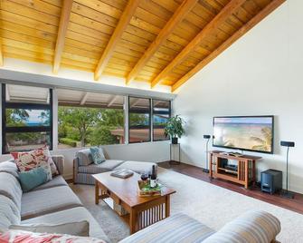 Immersed in nature Home w/ A/C, bbq area, Hale Poola - Honolulu - Living room