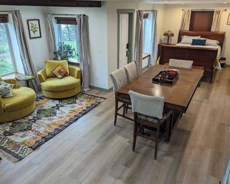 Charming studio. Close to highway and ferries. - Bremerton - Eetruimte