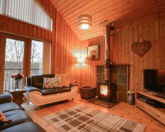 Silver Birch Cabin - Charming Log Cabin with bags of character and hot tub. - Inveraray - Living room