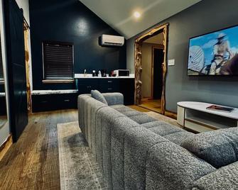 Historical 1930's Lodge on Ranger Hill w/ Pool. Hour-ish from FTW! - Ranger - Living room