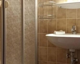 Double room with shower, WC and balcony - Haus Traudi - Sankt Margarethen im Lungau
