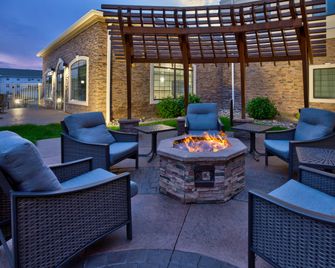 Staybridge Suites Bismarck By IHG - Bismarck - Patio
