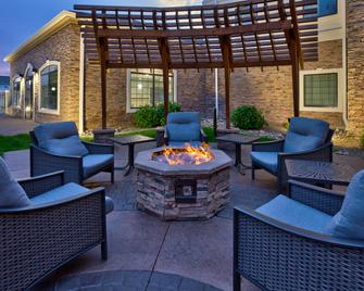 ستاي بريدج سويتس بيسمارك ك باي آيتش جي - بسمارك - شرفة مرصوفة