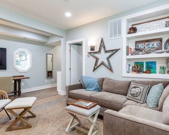 LUXE Eastport 1st Floor Suite with Gourmet Kitchen, Backyard and Parking - Annapolis - Living room